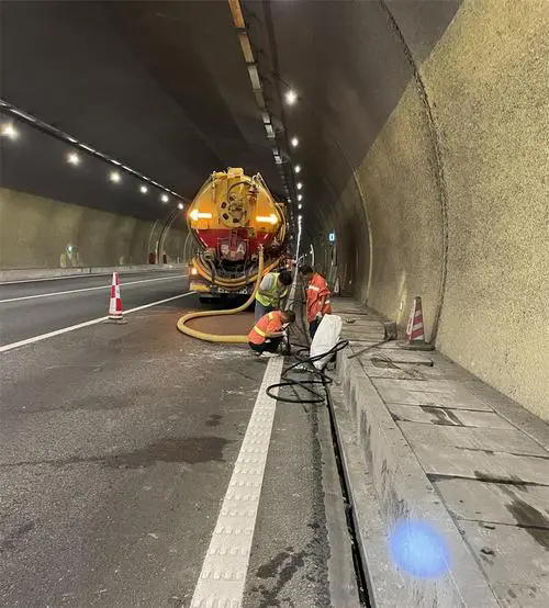 湖口隧道排水渠清淤